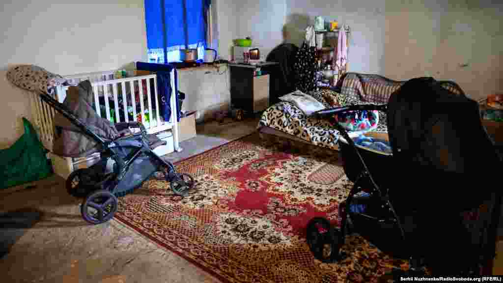 У цій господарській будівлі живе сім'я, чий будинок згорів унаслідок обстрілів