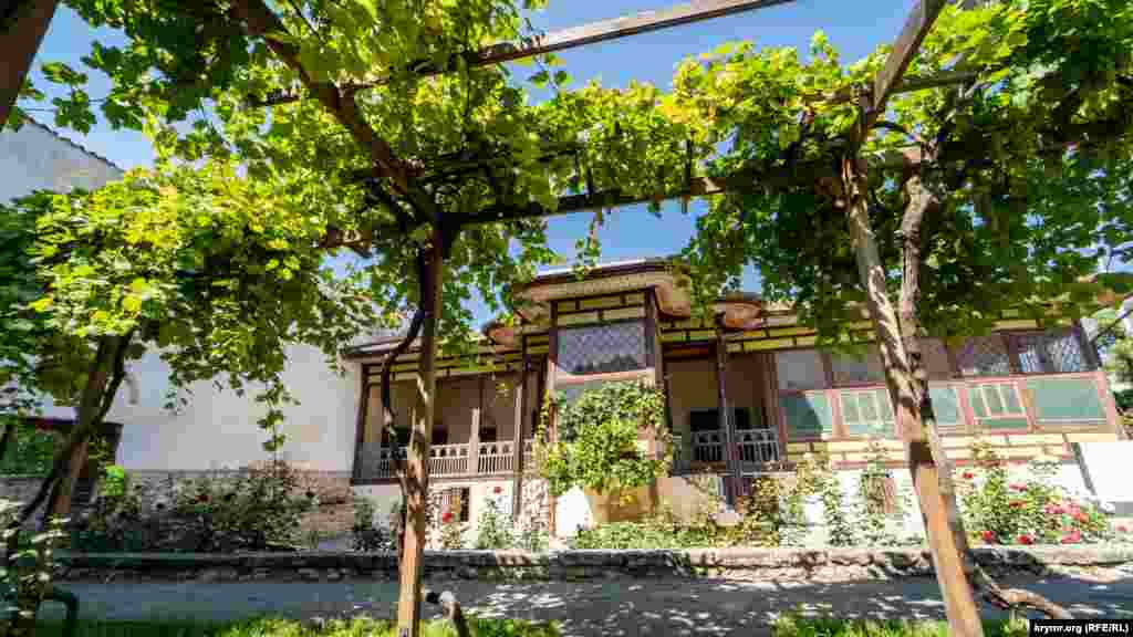 Вид на флигель ханского гарема. Он пока тоже закрыт в связи с продолжающейся реставрацией. На старинном плане обозначены четыре гаремных корпуса — по количеству законных ханских жен. Кроме них у хана было множество наложниц. По дошедшим свидетельствам, основную часть из уцелевших 70 комнат разобрали в начале XIX века по причине их ветхости. В четырех комнатах уцелевшего флигеля размещены вещи, которые воссоздают бытовую сторону жизни дворца