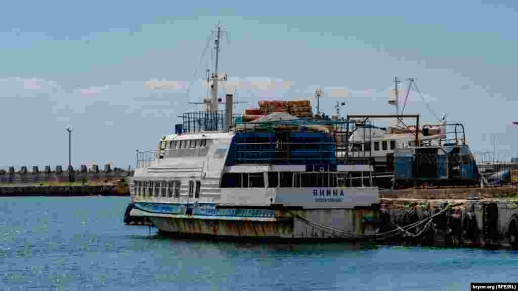 А тем временем ржавчина продолжает «побеждать» теплоход «Янина» у причала местного морпорта