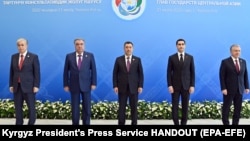 На фото лидеры стран Центральной Азии (слева направо): Касым-Жомарт Токаев, Эмомали Рахмон, Садыр Жапаров, Гурбангулы Бердымухамедов, Шавкат Мирзиеев