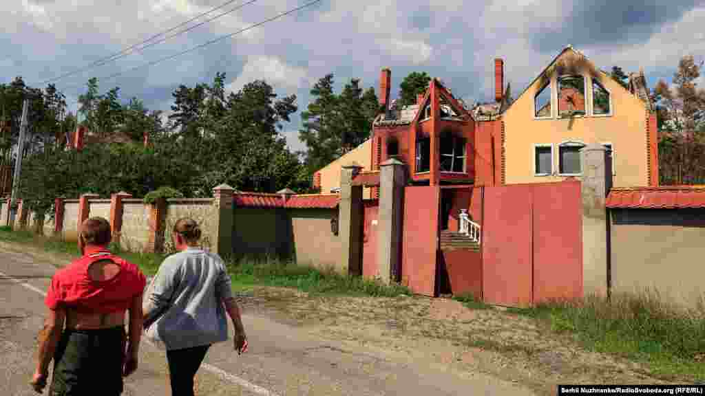 Центральна вулиця Мощуна. Зараз у селі працюють кілька крамниць, є транспорт, який сполучає село зі столицею. Благодійні фонди надають місцевим жителям продуктові набори, одяг та воду