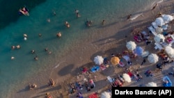 Sabor će o Zakonu o pomorskom dobru, ako se ne usvoji ovaj prijedlog oporbe, raspravljati 25. siječnja.(Foto: Plaža u Dubrovniku, kolovoza 2021.)