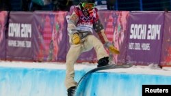 Шон Уайт падает во время соревнования по мужскому хафпайпу на Олимпиаде в Сочи 11 февраля