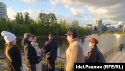 Остановила баржу в одиночку: казанская активистка бросилась вплавь наперерез судну, засыпающему реку