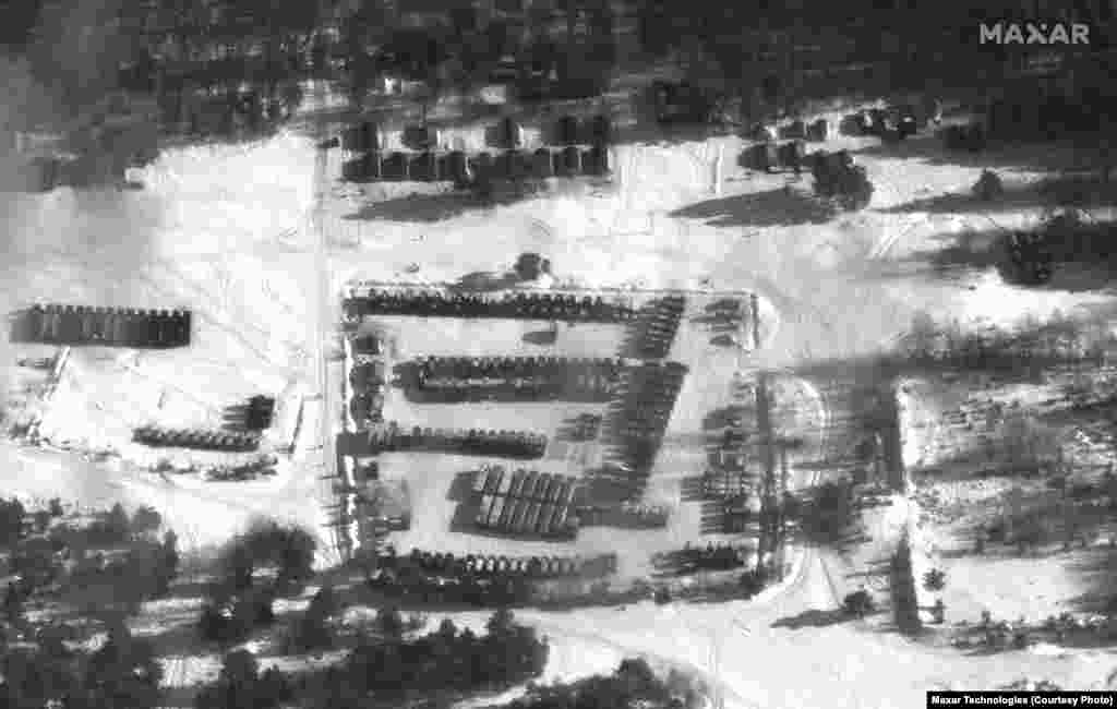 Скупчення транспортних засобів на полігоні в Осиповичах (місто на південь від Мінська, Білорусь), до складу яких, за повідомленням джерел Радіо Свобода, входять ракетні комплекси «Іскандер». Фото від 1 лютого