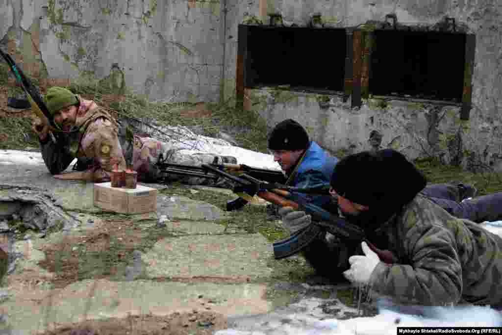 До нього долучились ті, хто не боявся забруднити одяг. Охочим видали навчальну зброю та навчали правильно лягати та вставати