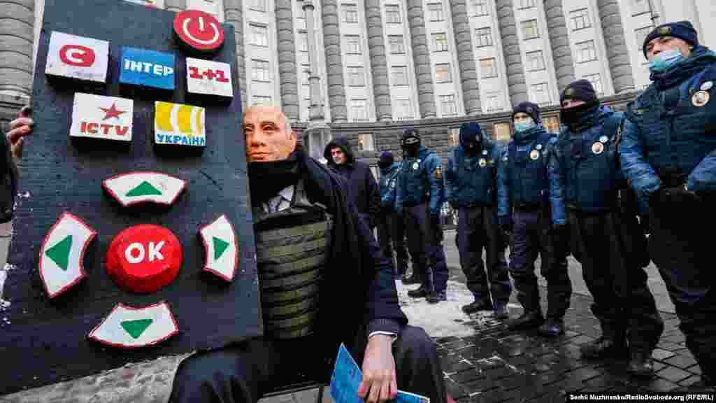 «Олігархічні телеканали пів року грубо порушують вимогу закону про мову щодо показу фільмів і серіалів українською. Вони мали дворічний перехідний період, але не тільки не переклали вже відзняті російськомовні фільми, а й створюють нові. Телепродукт російською мовою і з російськими «зірками» не лише незаконно крутять в Україні, а й продають у Росію, отримуючи надприбутки. Заради наживи або свідомо цим продуктом русифікують мільйони українців, насаджують в Україні «русскій мір» та мислевіруси про «адін народ». Показ фільмів для Росії на українському телебаченні нищить україномовне телевиробництво та обкрадає українського глядача», – заявили організатори акції у події у фб 