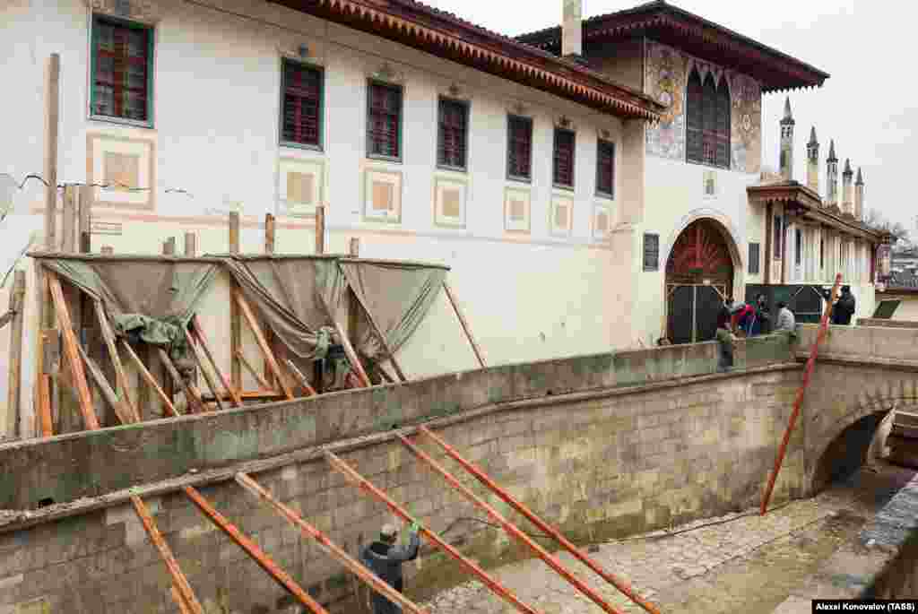 Украинский омбудсман Людмила Денисова отреагировала на повреждение одного из корпусов Ханского дворца в Бахчисарае в ходе проведения «реставрации», назвав это «нарушением гуманитарного права»: «В нарушение Гаагской Конвенции о защите культурных ценностей в случае вооруженного конфликта, Россия насильственными методами навязывает свою культурную политику на территории временно оккупированного Крыма, лишая коренное население культурного права, самобытности и традиций», – написала Денисова на своей странице в Facebook