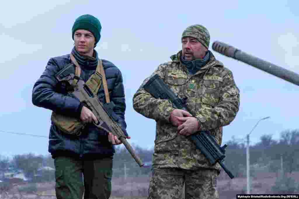 Крім традиційних «калашникових» чи помпових дробовиків, були і сучасні зразки стрілецької зброї