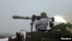 Українські військові тренуються з протитанковими ракетами NLAW, наданими Великою Британією на тлі нарощування російських військ на кордоні України, січень 2022 року