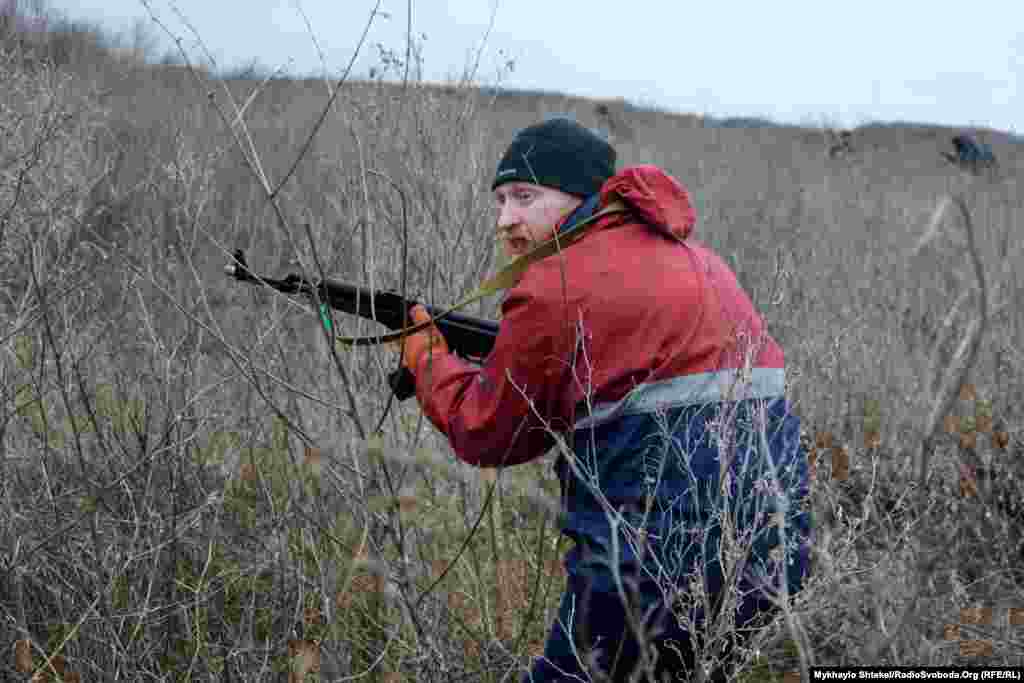 За планом зборів, учасникам потрібно було пройти перебіжками близько 200 метрів, обійти невеличкий ставок та «взяти під контроль» периметр будівлі