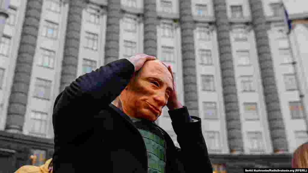 Близько пів сотні активістів влаштували під будівлею Кабінету міністрів акцію «За ТБ українською!», вимагаючи повноцінного виконання мовного закону України