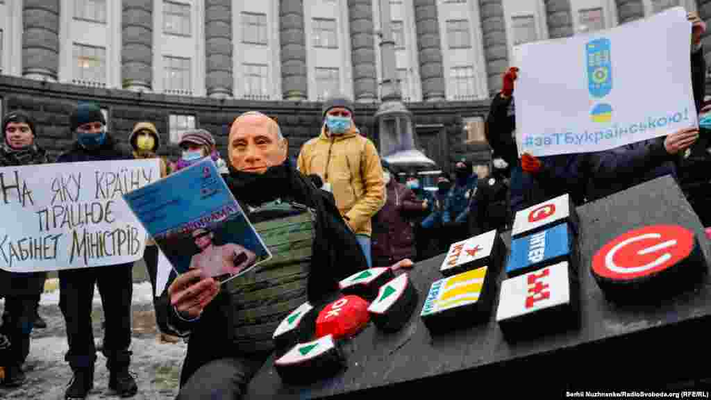 Учасники акції озвучили свої вимоги, зокрема: забезпечити приведення всіма органами виконавчої влади своїх нормативно-правових актів у відповідності із законом про мову та забезпечити невідкладне скасування Державним агентством України з питань кінопрокатних посвідчень для всіх фільмів і серіалів, що всупереч закону демонструються на телебаченні російською мовою