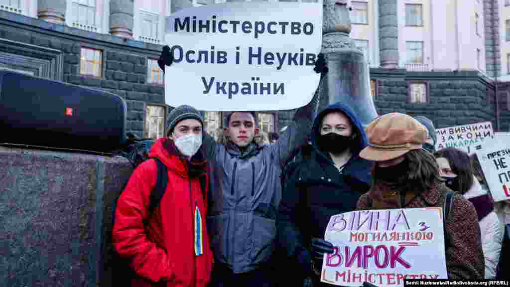 У відповідь Студентська колегія НаУКМА ініціювала протест під гаслом «Міністр тимчасовий, Могилянка – вічна!», на 4 лютого біля Кабінету міністрів