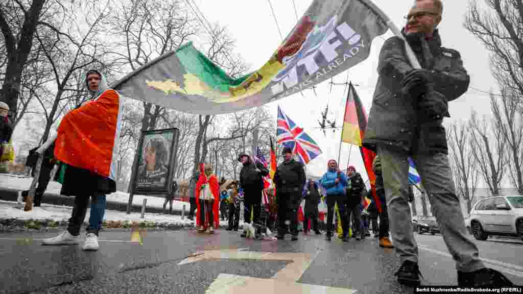 Під час ходи лунали гасла «Слава Україні», «Героям Слава» та інші