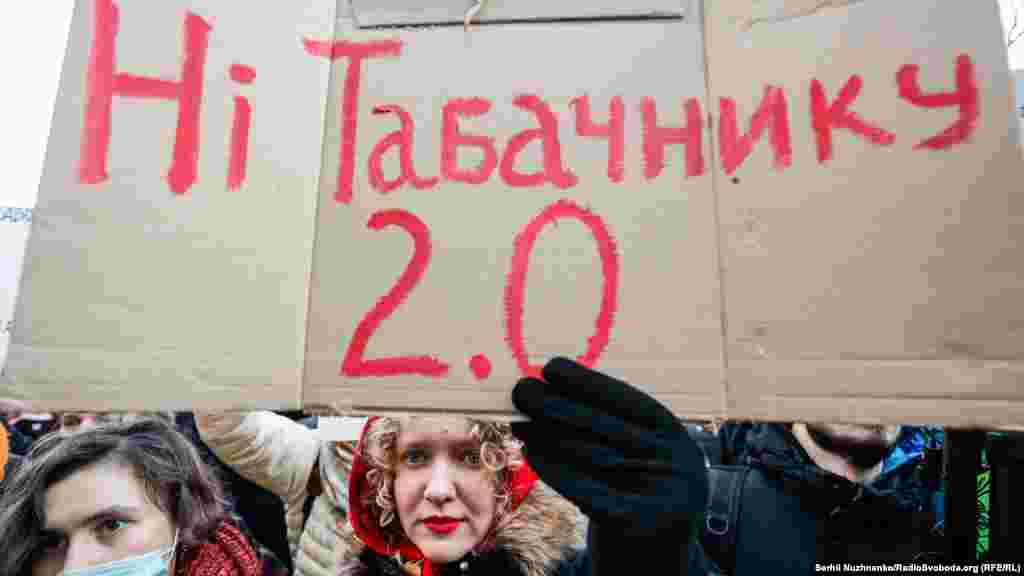 В руках вони тримали плакати з написами: «#SaveMohylyanka», «Навіщо мені система, яка працює проти мене», «КМАрафон з відставки Шкарлета», «МОН, згадай закон», «Освітою не торгують», «Скасуй міністра, а не вибори», «Свободу вибору»