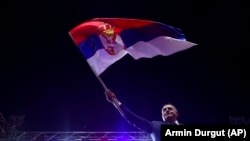 Milorad Dodik, tadašnji član Predsjedništva BiH, maše nacionalnom zastavom Srbije na protestima u Banjaluci, BiH, 25. oktobar 2022.