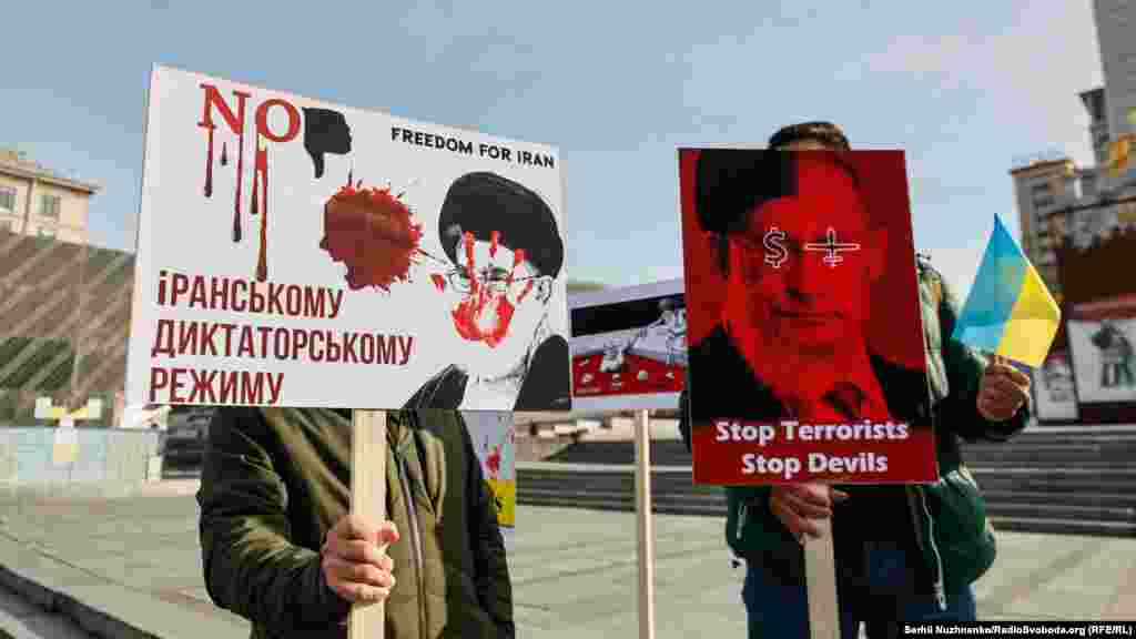 Учасники акції тримали  у руках плакати, на яких зображені президент Росії разом з керівником Ірану Алі Хаменеї. Також Іранська діаспора в Україні підтримала протести, які нині відбуваються у Ірані. Загальнонаціональні протести, які охопили Іран, викликані смертю Махси Аміні 16 вересня. Аміні затримала іранська поліція моралі за нібито порушення у носінні хіджабу. Очевидці кажуть, що Аміні, яка походить з курдського регіону країни, побили під час ув’язнення, але офіційною причиною смерті влада назвала «основні захворювання»