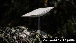 Супутниковий інтернет активно використовується українськими військовими від початку великої війни. На фото: Starlink в Ізюмі, Харківська область, 25 вересня 2022 року