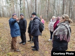 Игорь Пушкарев (крайний слева) показывает Сергею Погорелову (в центре) и другим активистам место исследований