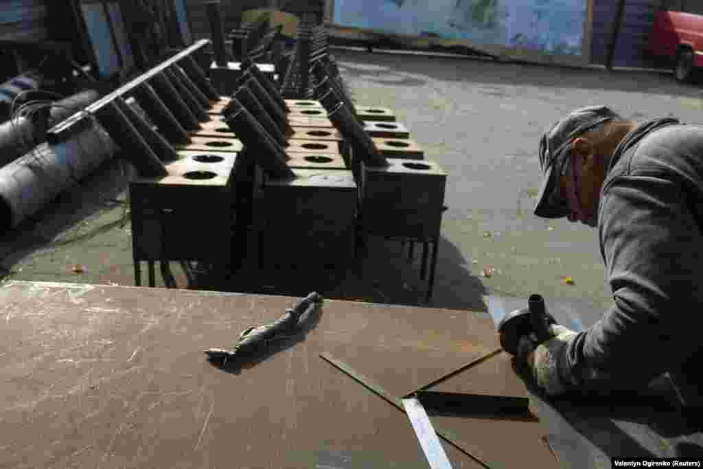 Наразі волонтери виготовили та роздали п’ятсот печей. Раместам каже, що є плани «пришвидшити темп» виробництва печей, позаяк наближається зима, яка в Україні буде, як очікують, складною через завдану російськими обстрілами шкоду цивільній інфраструктурі 