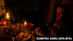 Žena večera uz svijeće zbog gašenja struje u Kišinjevu (Ilustrativna fotografija)