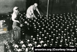 Укупорка и упаковка готовых бутылей с китовым жиром на плавбазе "Алеут"