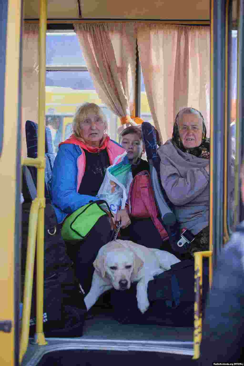 Окуповані російськими військами території сім’ї покидають з домашніми улюбленцями