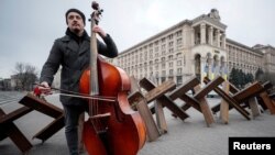 Музикант Київського симфонічного оркестру Олексій Береговий після концерту на майдані Незалежності в Києві 9 березня 2022 року. Фото: Reuters