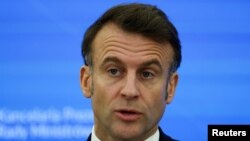 За його словами, ця допомога спрямована на задоволення першочергових потреб ЗСУ – це протитанкові ракети, засоби ППО, ракети Mistral, бронемашини та боєприпаси