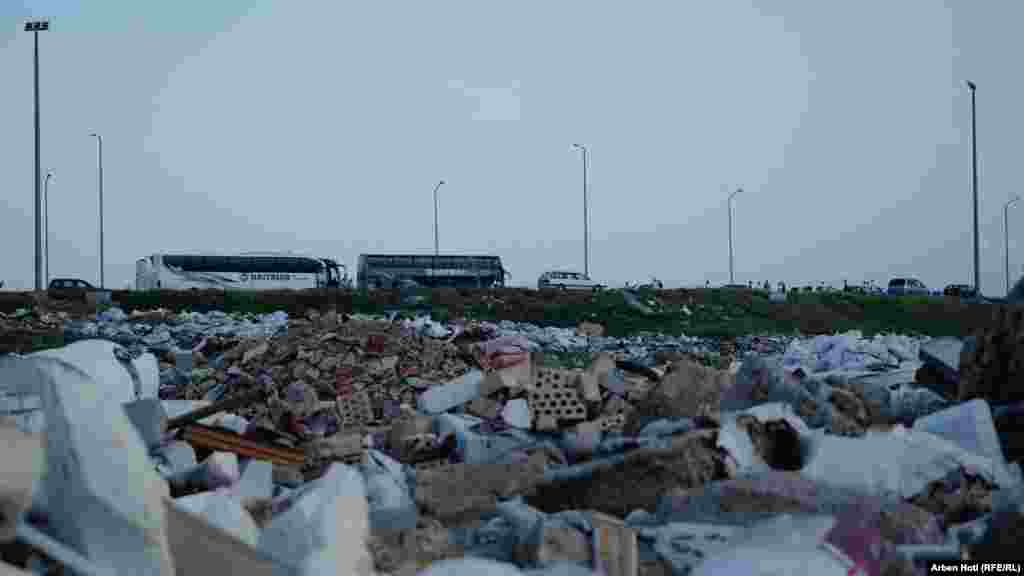 Područje gdje se nalazi deponija Lebane je u blizini magistralnog puta "Ibrahim Rugova" i stambenih naselja.