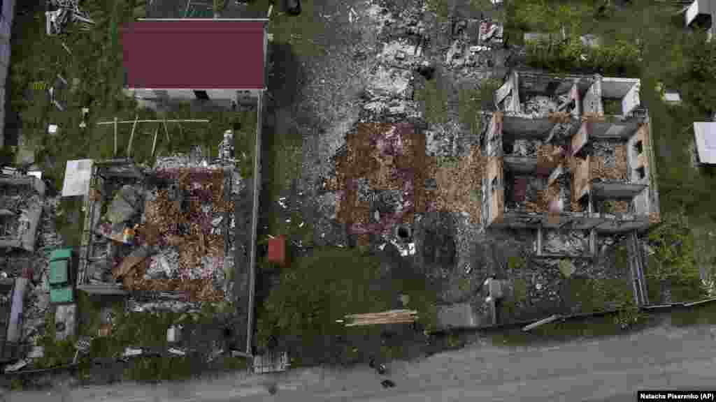 Так з висоти пташиного польоту виглядає зруйнований будинок Едуарда та Ніли. ООН називає ситуацію в Україні катастрофічною. «Внутрішньо переміщені особи, більшість з яких становлять жінки та діти, втратили все, що в них було: свої будинки та майно, засоби для існування, свої контакти та, у багатьох випадках, своїх близьких. Багато хто з них стикається з нестачею продовольства, води, предметів першої необхідності та енергії, а також не мають доступу до медичної допомоги та ліків»