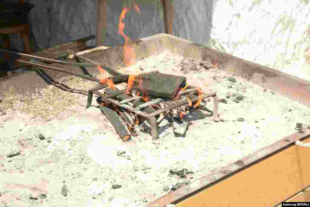 Приспособление для выпекания старинных вафель – железное и весит более 5 килограмм