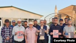 Жители поселка Кировское приняли участие во флешмобе в защиту задержанных крымских адвокатов