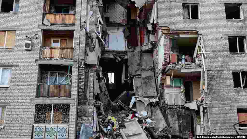 Результат потрапляння снаряду в житловий будинок Бахмута. 