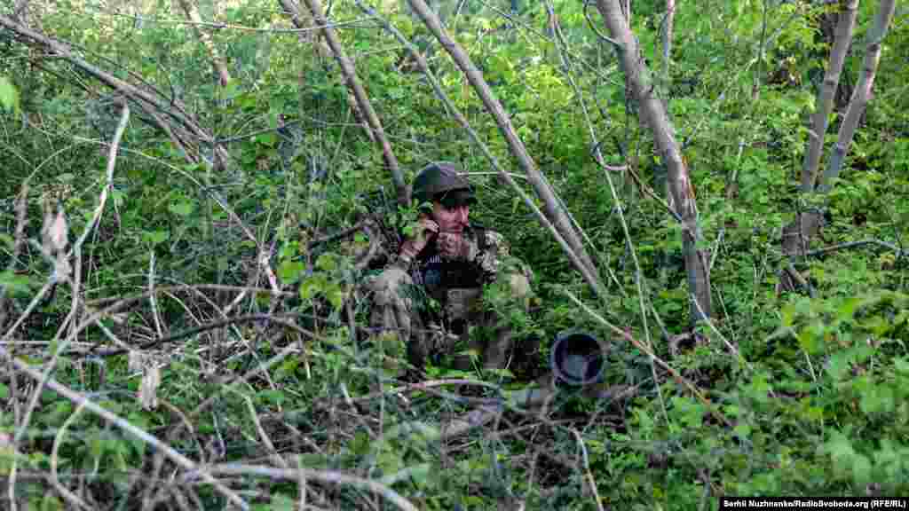 Неподалік починається стрілецький бій. Військові з групи підтримки готуються при потребі вийти на допомогу підрозділам задіяним в операції    