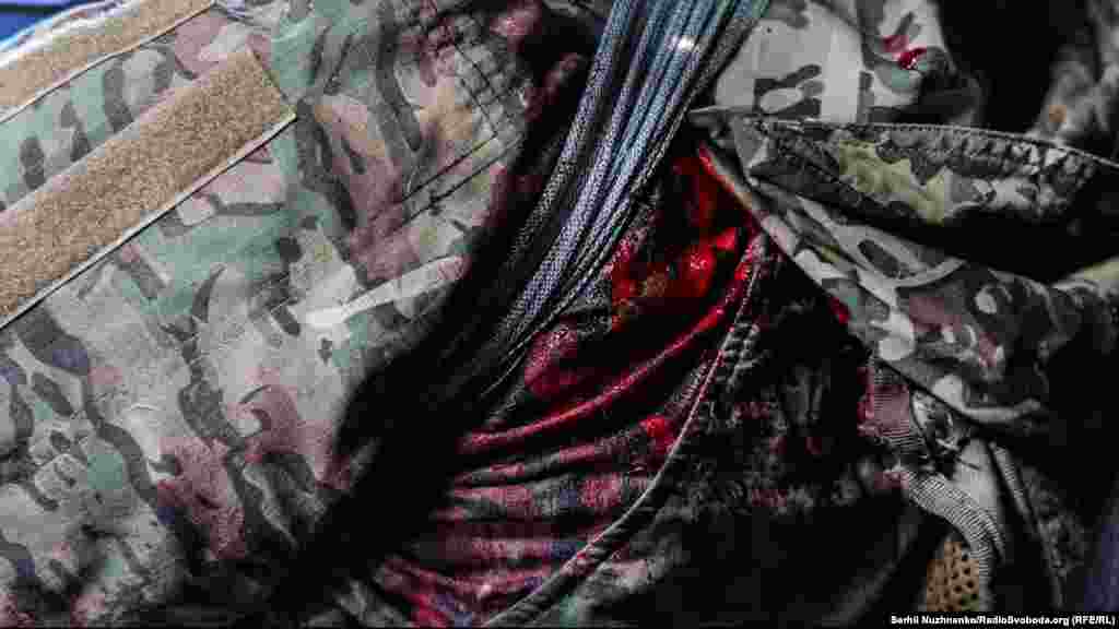 Просяктнута кров’ю форма українського військового, якого евакуйовують з Сєвєродонецька