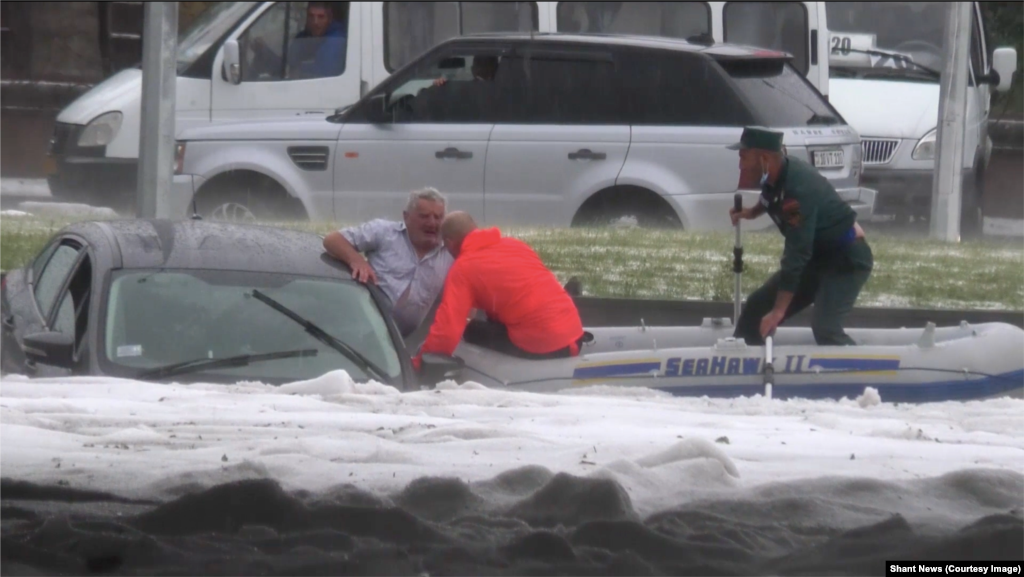 На видео, опубликованном Shant News, спасатели на надувной лодке вытаскивают мужчину из его автомобиля. Григорян рассказывает, что видела четыре автомобиля под водой возле своего дома. Но она говорит, что «спасатели и скорая помощь приехали очень быстро»