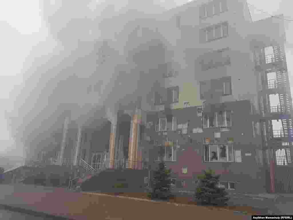 Пожар в здании партии "Нур Отан". Партию основал в 1999 году предыдущий президент Казахстана Нурсултан Назарбаев. Представители партии занимают больше двух третей мест в нижней палате парламента, в её рядах состоят многие бюджетники и госслужащие. "Нур Отан" официально выдвинула Токаева на пост президента на выборах 2019 года. В ноябре прошлого года Назарбаев заявил, что передаст место председателя партии Токаеву. Алматы, 5 января 2022