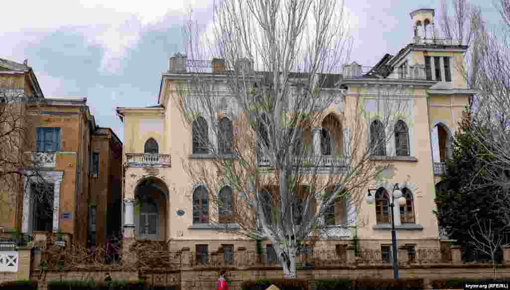 Дача «Вилла» (ныне – корпус детского санатория «Волна») была построена в 1912 году в готическом стиле с элементами модерна. Она принадлежала известному феодосийцу Арону Абрамовичу Крым – представителю знатного караимского семейства. Его родной брат Самуил Крым был с 1863 по 1869 годы был феодосийским городским головой, мировым судьей и основателем банка. Отец братьев – купец Абрам Крым Иерусалимский – возглавлял караимскую общину Феодосии