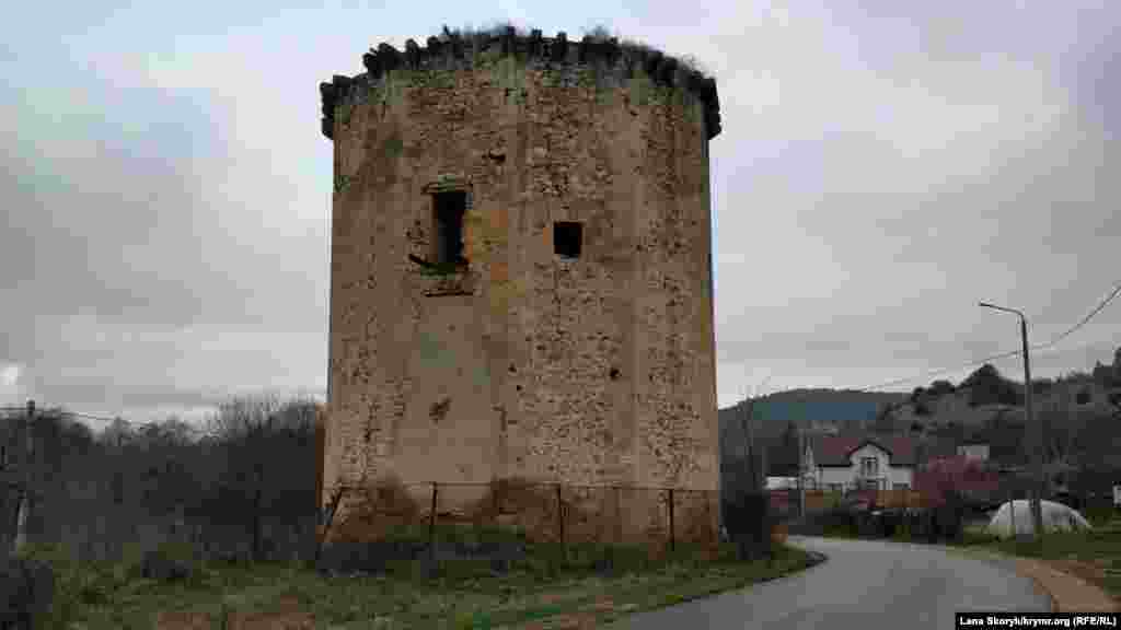 Чоргуньская башня имеет необычную форму: внутри она круглая, снаружи – двенадцатигранная. Толщина стен – от полутора до двух метров. Высота каменной кладки – около двенадцати метров. Была построена из бутового камня на известковом растворе. Углы башни сложены инкерманским камнем. Башня имела несколько ярусов, соединенных деревянной лестницей. Нижний ярус использовался для хранения запасов воды, другие – для жилья, а вверху на плоской кровле могло находиться оружие