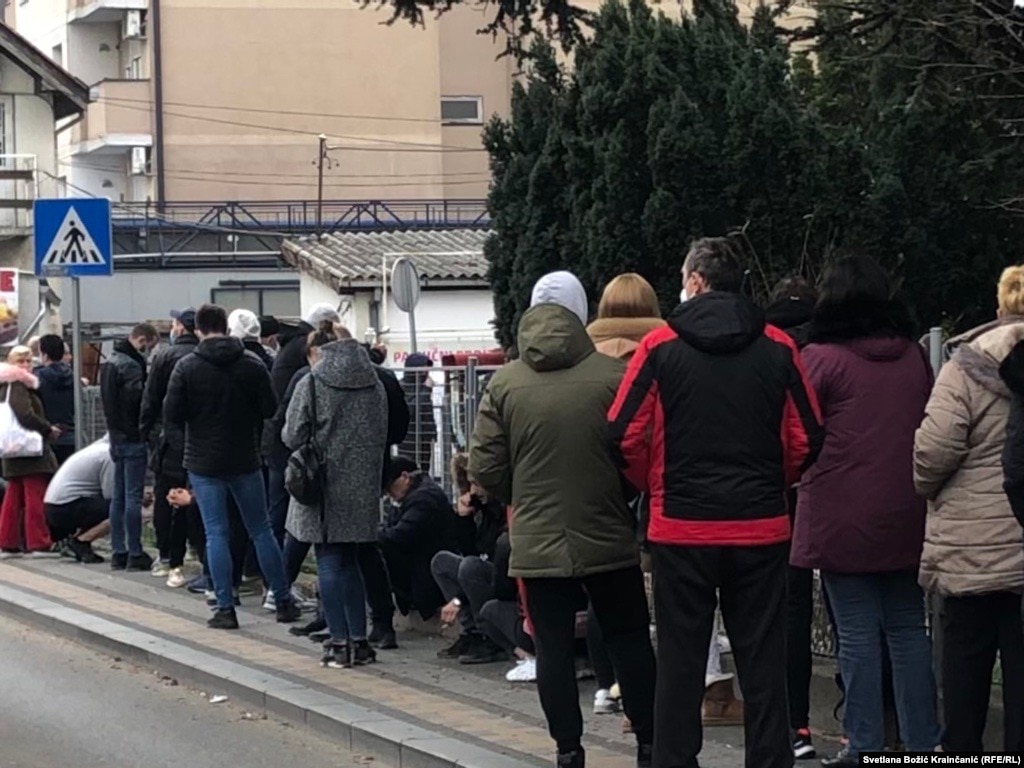 Građani čekaju u redu ispred Covid ambulante u beogradskoj opštini Voždovac, 5. januar 2022. 