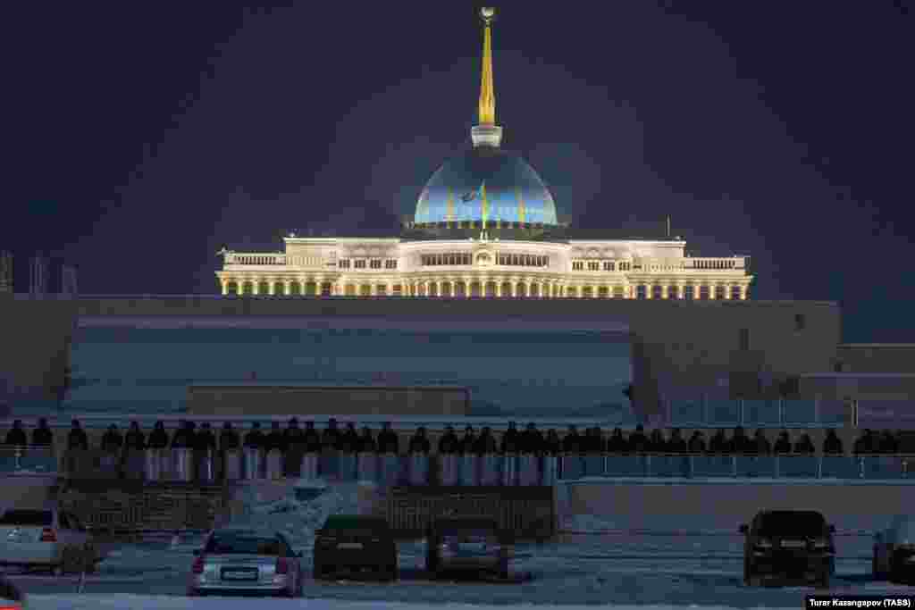 «Стіна» силовиків на периметрі президентського палацу в Нур-Султані. У столиці Казахстану було відносно тихо, позаяк хвиля насильства захлеснула інше місто ‒ Алмати