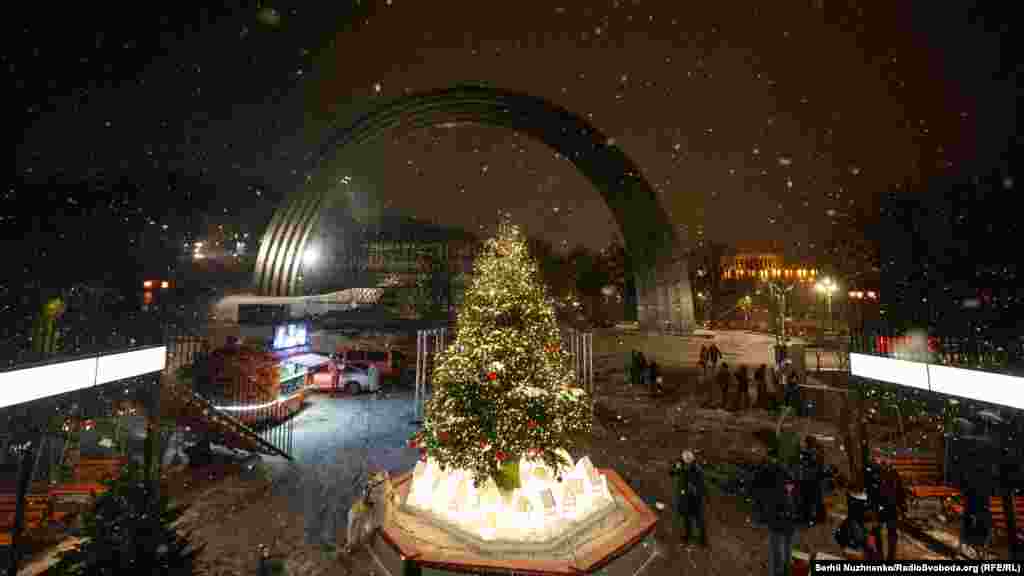 Ще одну локацію облаштували&nbsp;біля Арки&nbsp;Дружби народів. Там встановлена і прикрашена ялинка