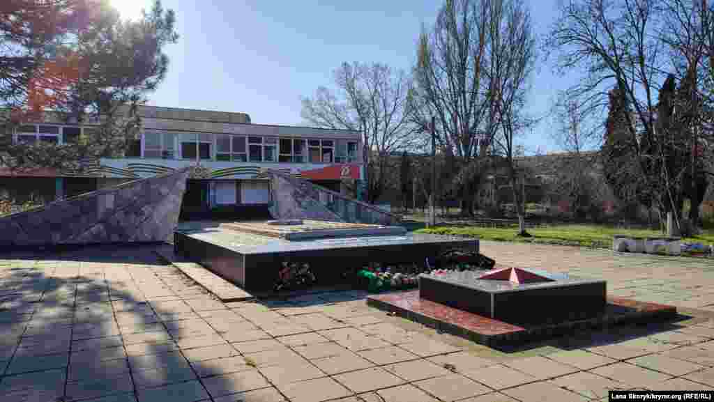На площади у здания клуба – братская могила. Здесь похоронены воины 3-й и 87-й гвардейских, 86-й и 347-й стрелковых дивизий, погибших в этих местах в 1944 году