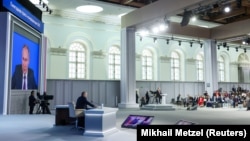 Во время пресс-конференции Владимира Путина, Москва, 23 декабря 2021 года