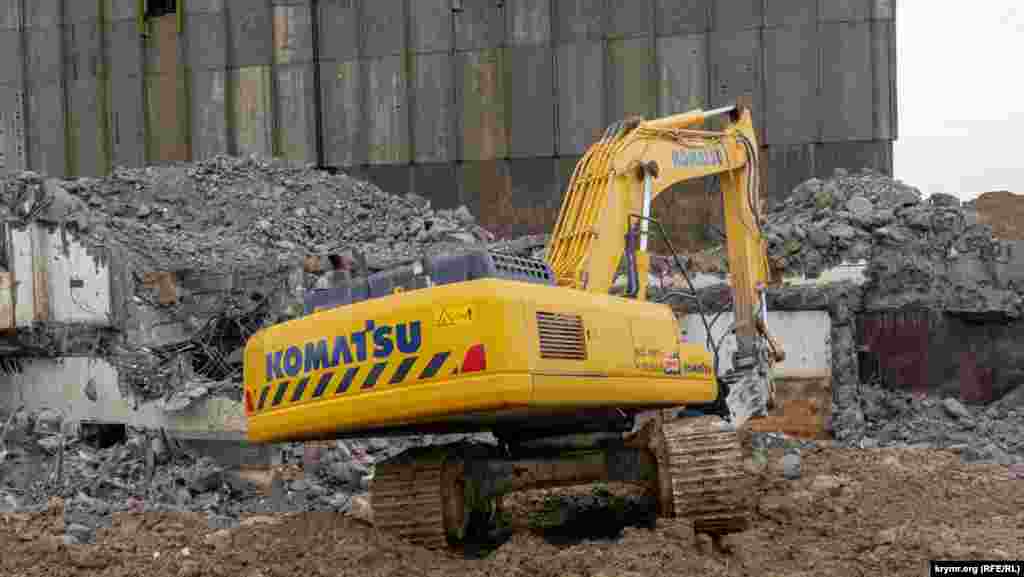 Демонтаж недостроенной АЭС в Щелкино. Разбор реакторного отделения первого энергоблока – один из самых сложных объектов на площадке. Подрядчику поставлена задача завершить работы по его демонтажу до 31 декабря 2022 года. Больше фото в нашей галерее