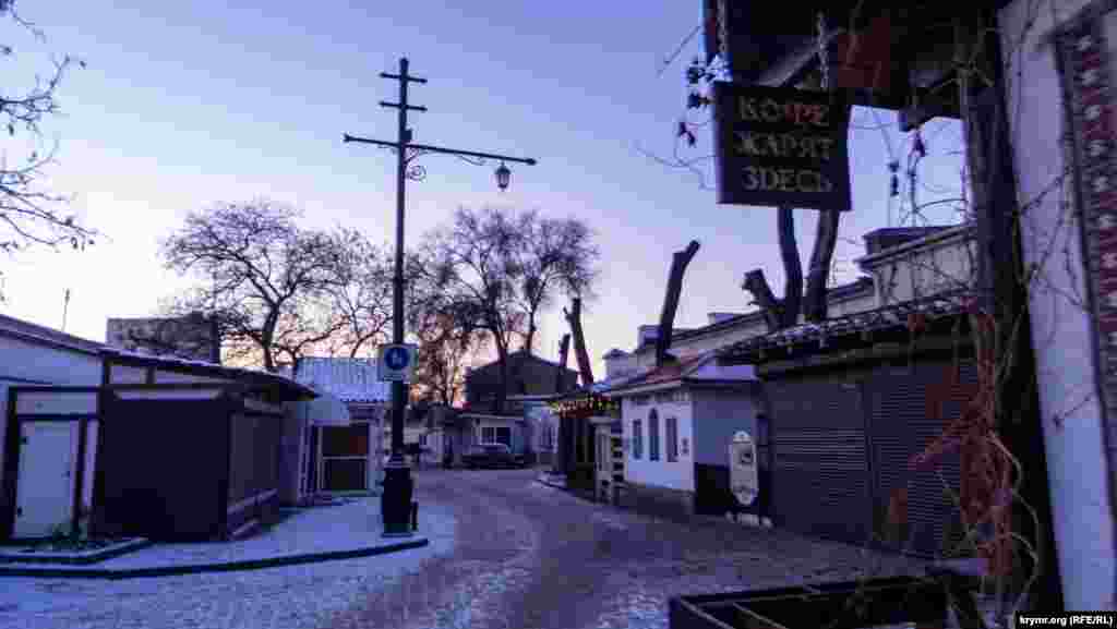 На втором этаже ворот расположено этно-кафе с крымскотатарской национальной кухней и одной из лучшей в городе кофейней. Также там начинается вторая часть музея, в которой представлена экспозиция из женских украшений прошлых веков, старинной фурнитуры и множества изделий и предметов старины. На третьем этаже находится основная часть музея – макет-карта Гезлева XV века