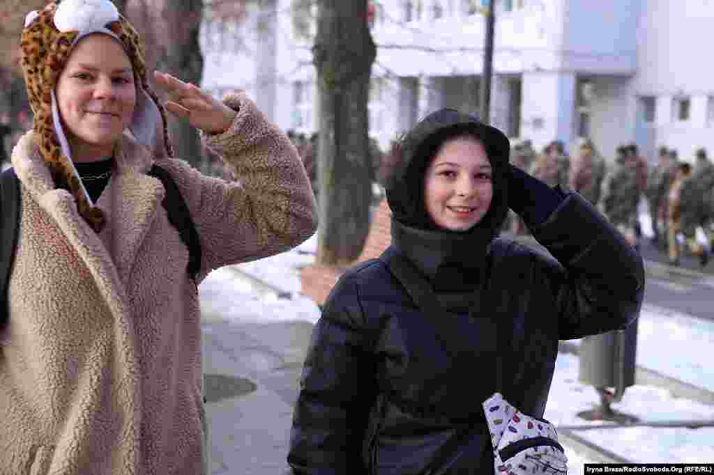 В Ужгороді зустрічали бійців 128-ї окремої гірсько-штурмової бригади, які повернулися на місце дислокації після дев’яти місяців у зоні ООС