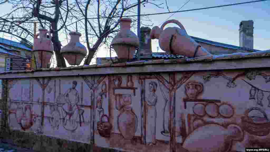 Популярный у гостей Крыма и самих крымчан туристический маршрут под названием «Малый Иерусалим» был проложен в старой части Евпатории в 2007 году. С каждой улочки старого города веет историей, начиная со Средневековья